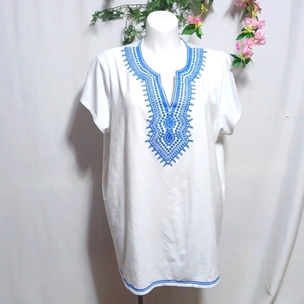 WONDER WOMENS TOP SIZE 3X IN A BEAUTIFUL WHITE WITH BLUE NECK LINE